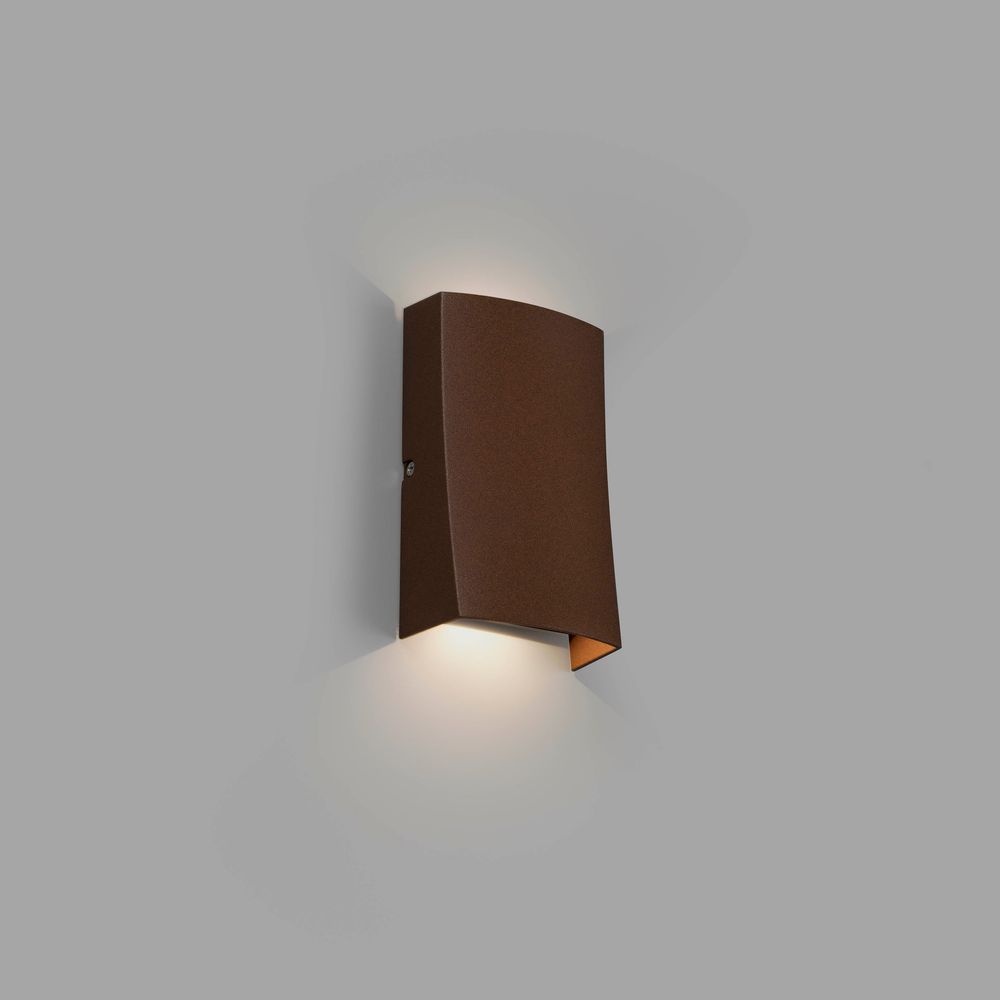 LED utendørs vegglampe NAIROBI 3000K IP54 rustbrun montert på veggen