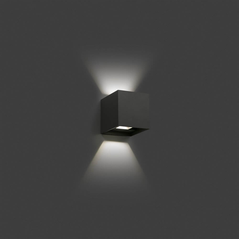 LED Außenwandleuchte OLAN 3000K IP54 Dunkelgrau an einer Wand montiert mit elegantem Design.