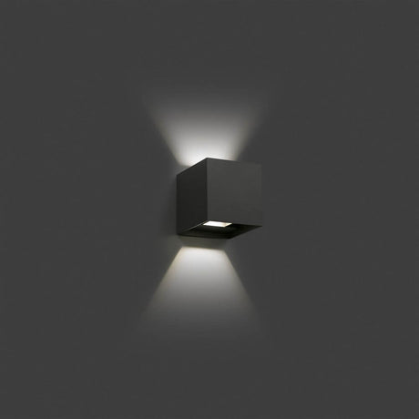 LED Außenwandleuchte OLAN 3000K IP54 Dunkelgrau an einer Wand montiert mit elegantem Design.