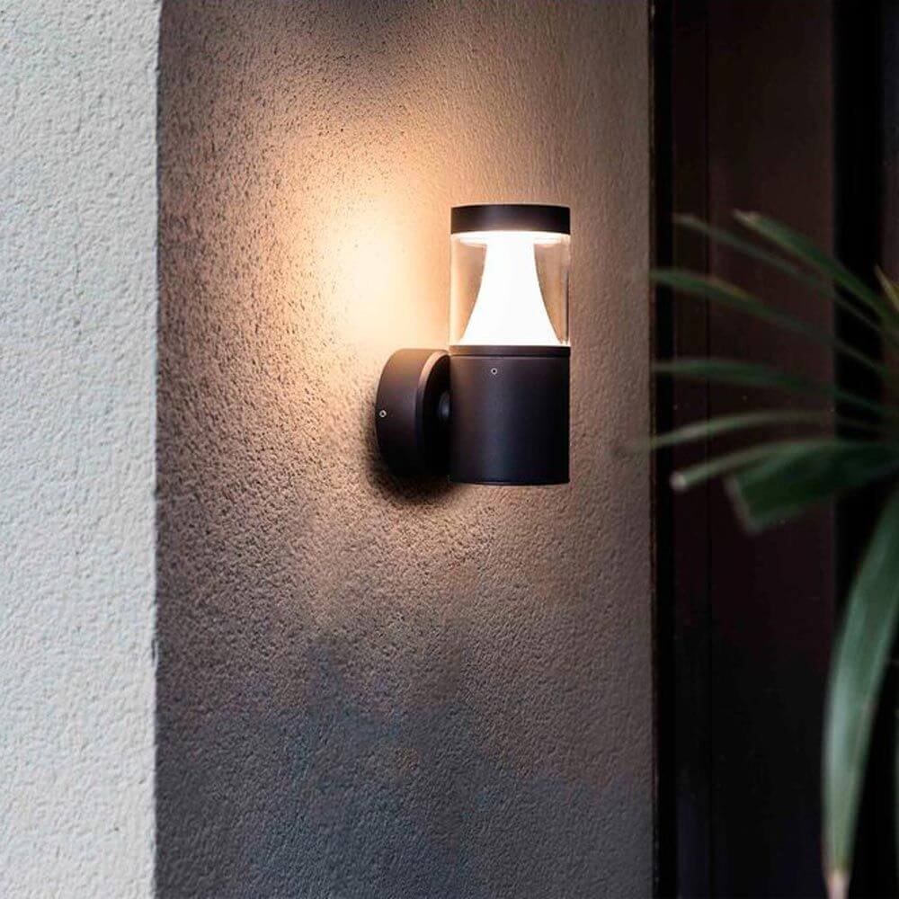 LED Außenwandleuchte PLIM 3000K IP65 Dunkelgrau an einer Wand montiert, warmweißes Licht spendend.