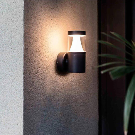 LED Außenwandleuchte PLIM 3000K IP65 Dunkelgrau an einer Wand montiert, warmweißes Licht spendend.