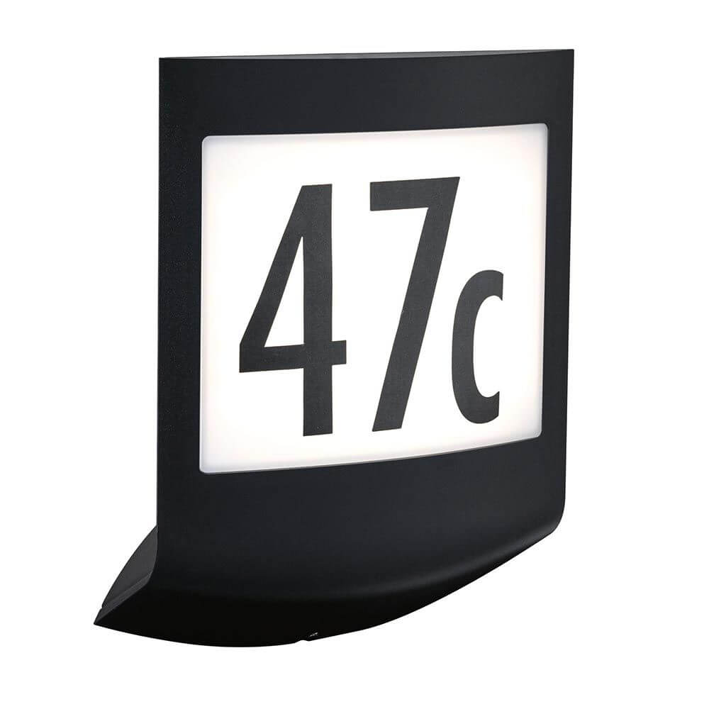 Moderne LED Hausnummernleuchte mit Dämmerungssensor, zeigt die Nummer 47c, IP44 für draußen geeignet.