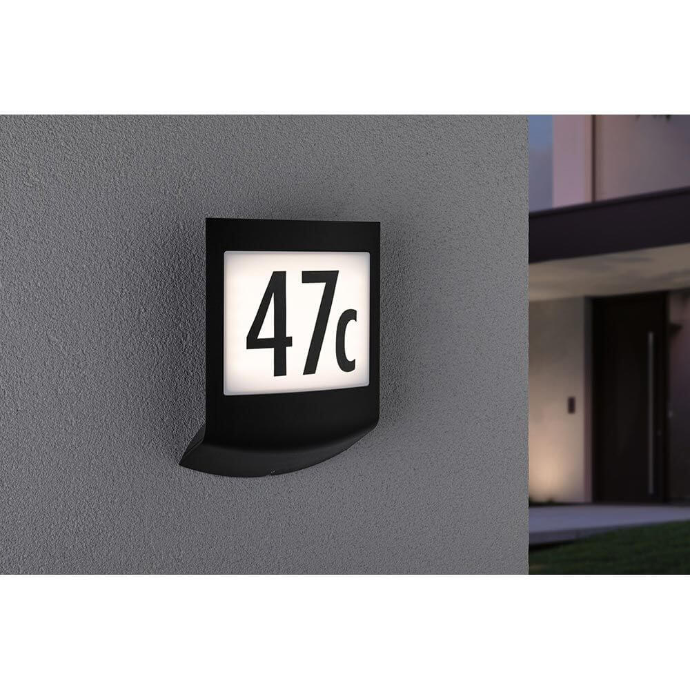 Moderne LED Hausnummernleuchte Padea mit Dämmerungssensor zeigt die Nummer 47c an.