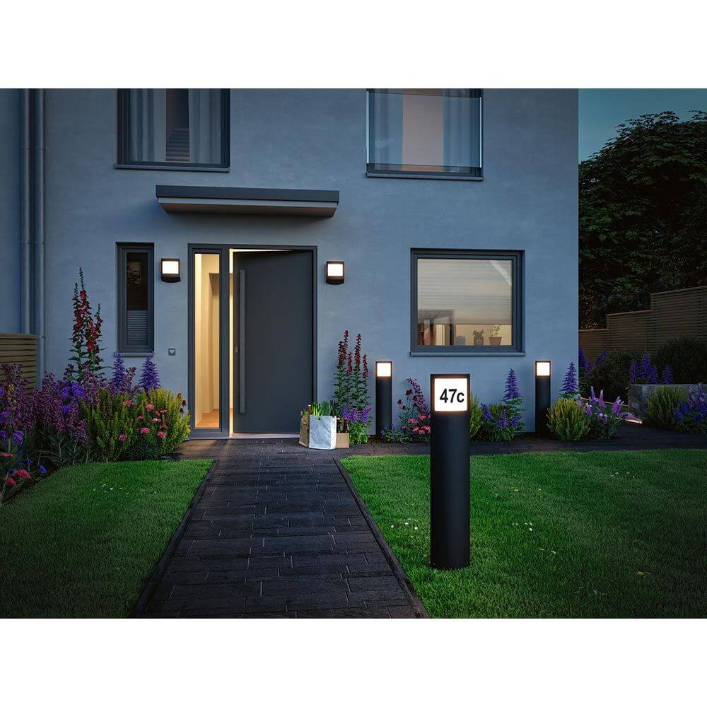 Moderne LED Hausnummernleuchte Padea mit Dämmerungssensor an einem Eingangsbereich.