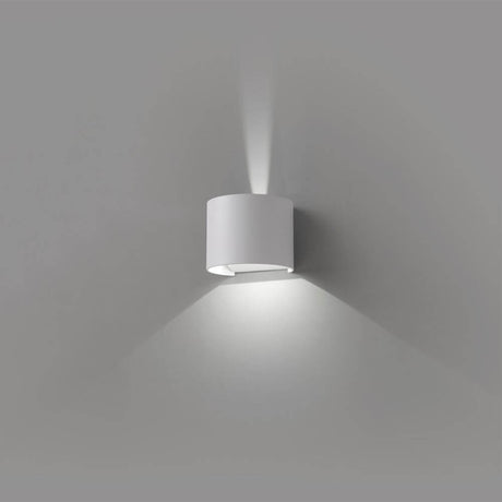 LED Außenwandleuchte SUNSET 2x3W 3000K IP54 Weiß an einer Wand montiert, weiße Ausführung mit kühlem Licht.