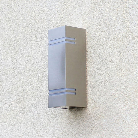 LED Außenwandleuchte Stripes IP54 Edelstahl auf einer Wand, modernes Design, Edelstahl-Oberfläche.