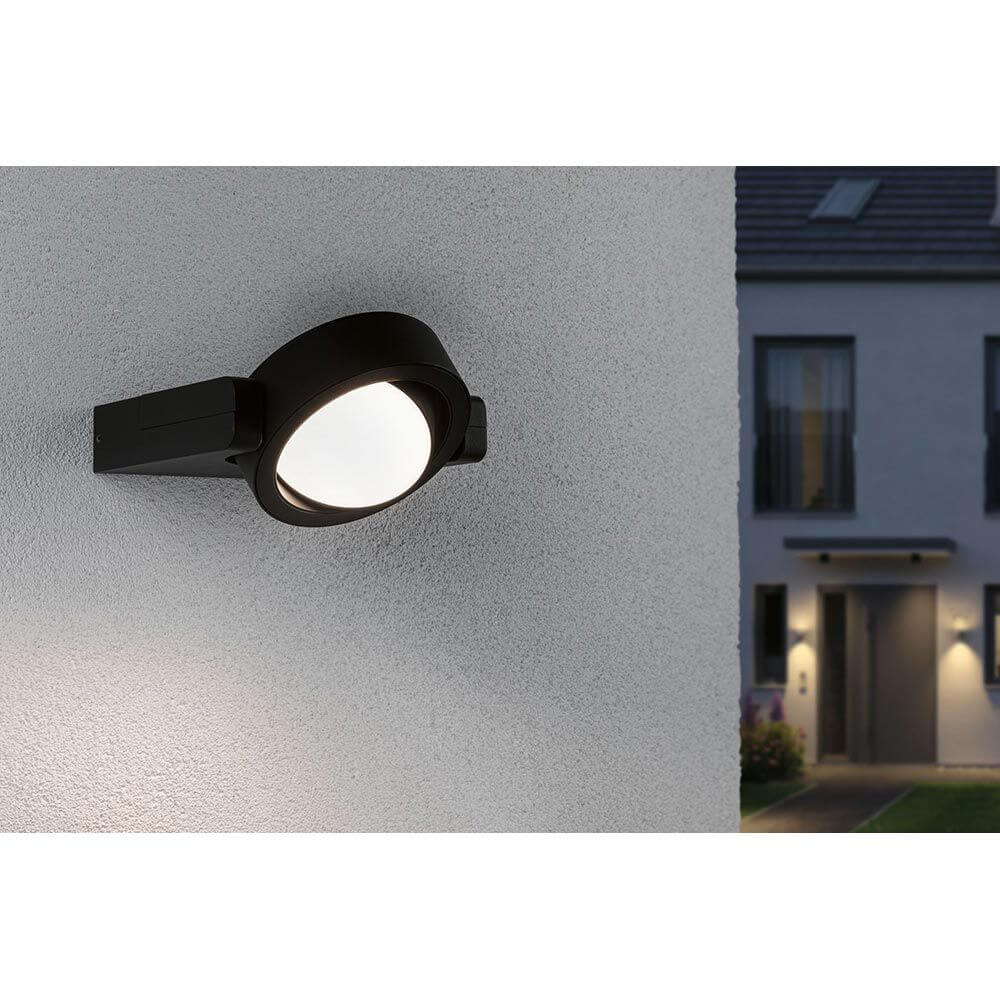 LED Außenwandlampe Swivea Anthrazit an einer Hauswand, ideal für Eingangsbereich und Außenbeleuchtung.