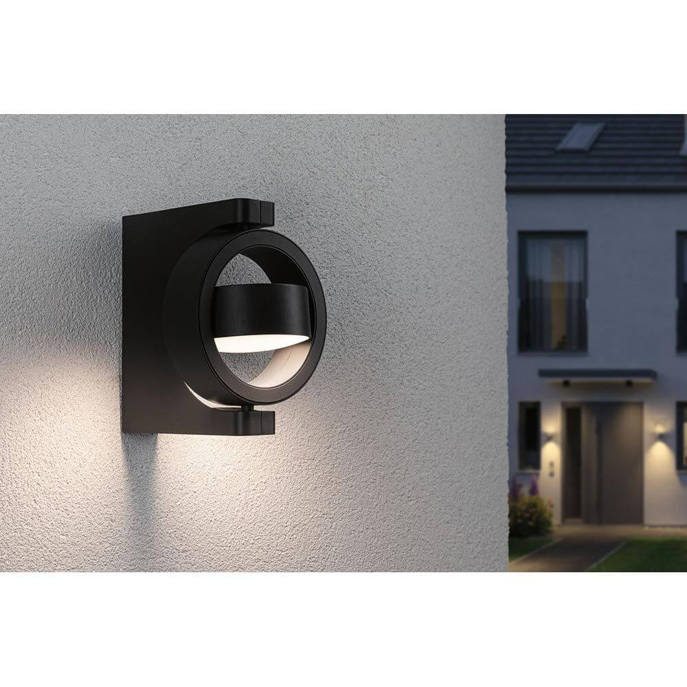 LED Außenwandlampe Swivea Anthrazit an einer Wand montiert, ideal zur Beleuchtung von Eingangsbereichen.