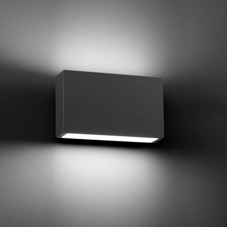 LED Außenwandleuchte TANE 6W 3000K IP44 Dunkelgrau an einer Wand montiert, modernes Design.