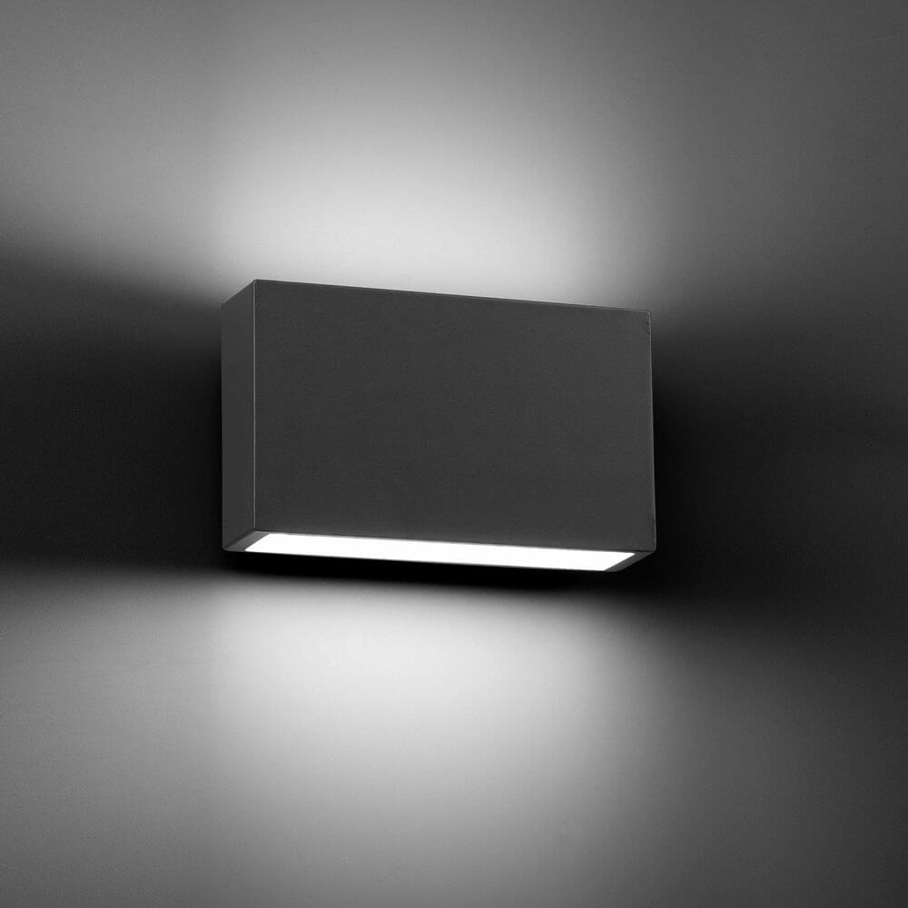 LED Außenwandleuchte TANE 6W 3000K IP44 Dunkelgrau an einer Wand montiert, modernes Design.