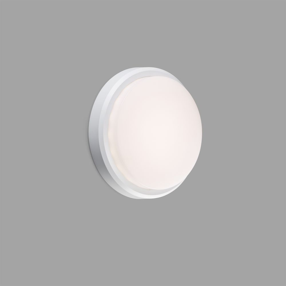 LED Außenwandleuchte TOM 3000K IP65 Weiß an einer Wand montiert, modernes Design in Weiß.