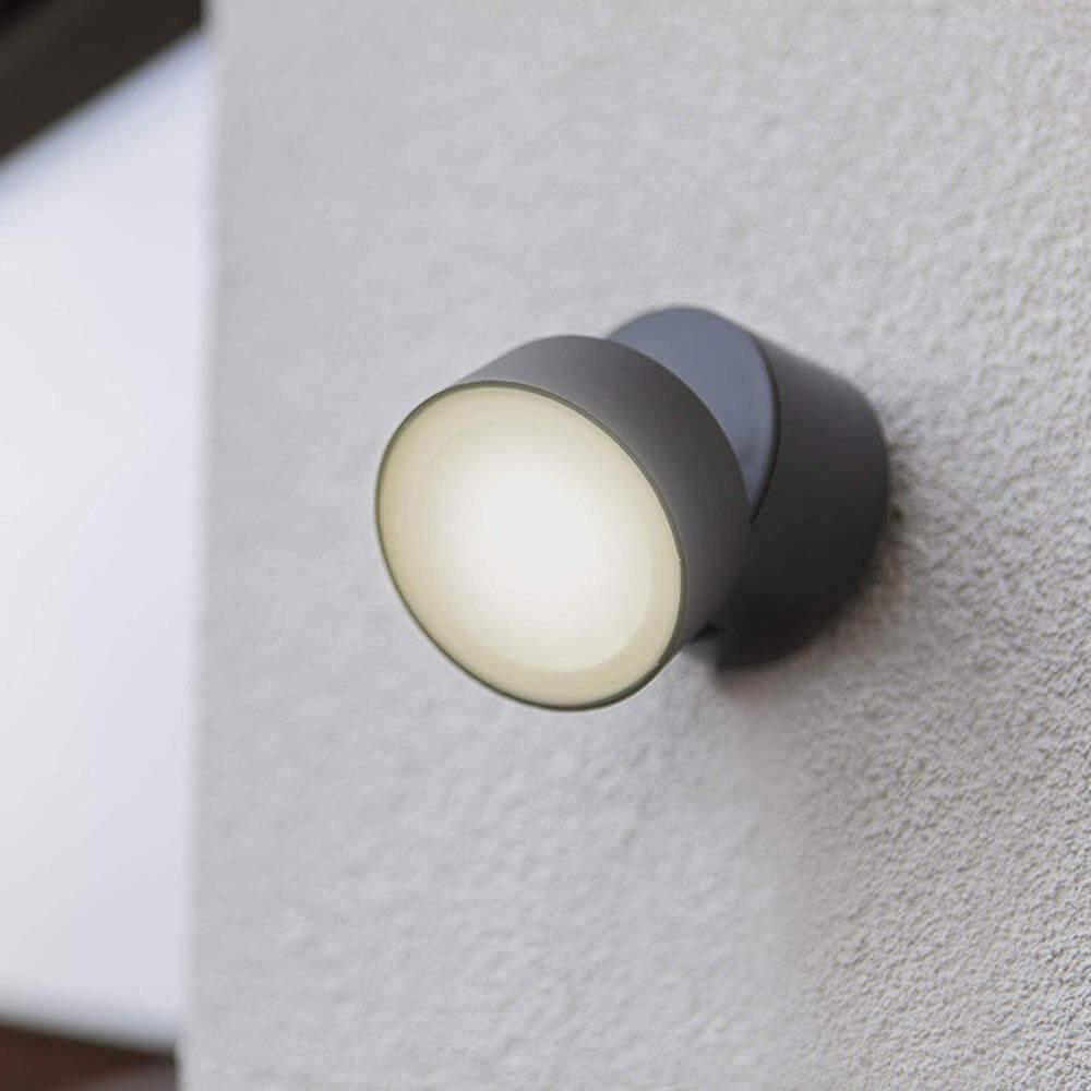LED Außenwandleuchte Trumpet M IP54 Anthrazit an einer Wand montiert, strahlendes Licht.