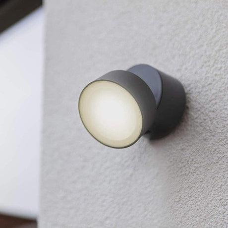 LED Außenwandleuchte Trumpet M IP54 Anthrazit an einer Wand montiert, strahlendes Licht.