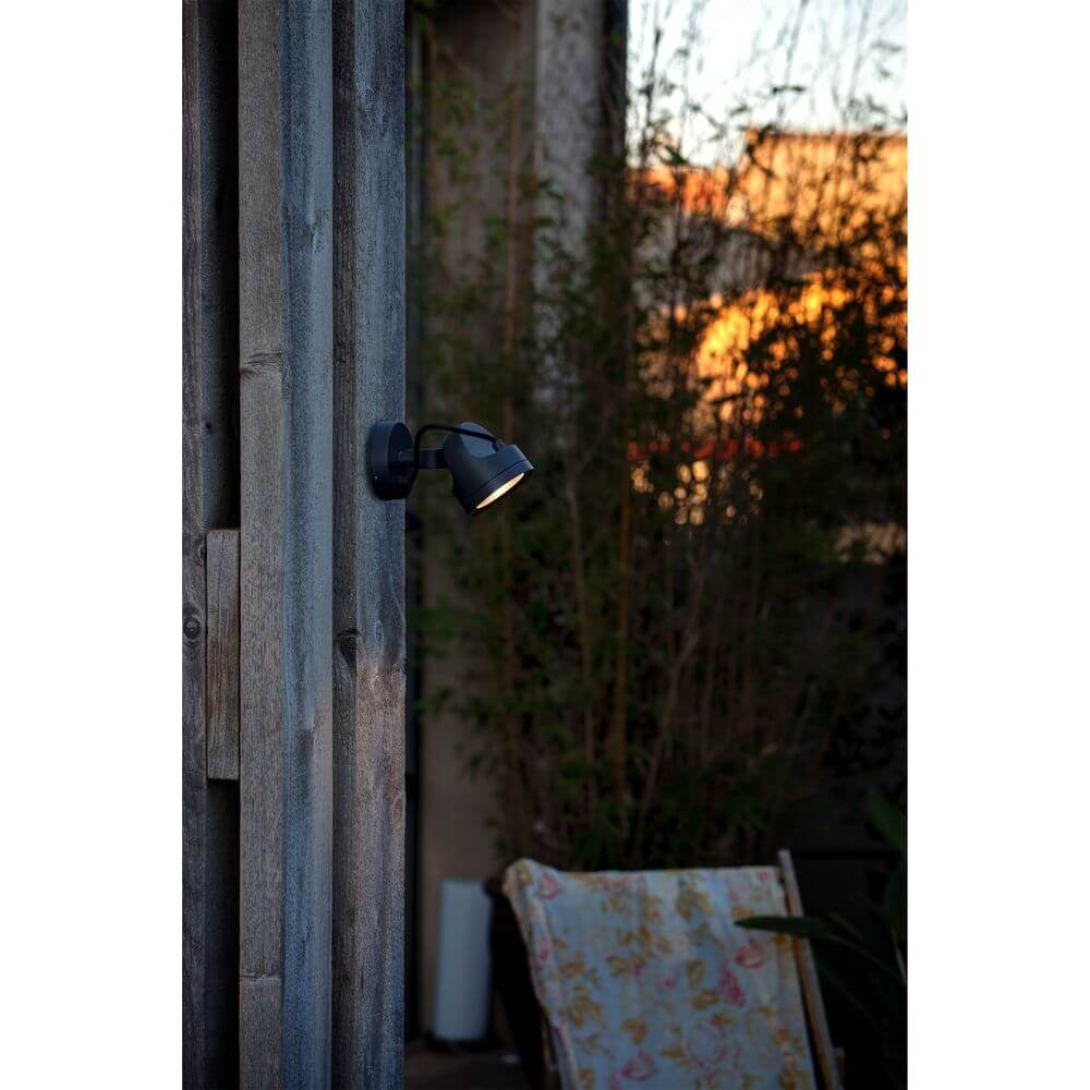 LED Außenwandspot ALFA 3000K IP65 Dunkelgrau an einer Holzwand, sichtbar im Abendlicht.