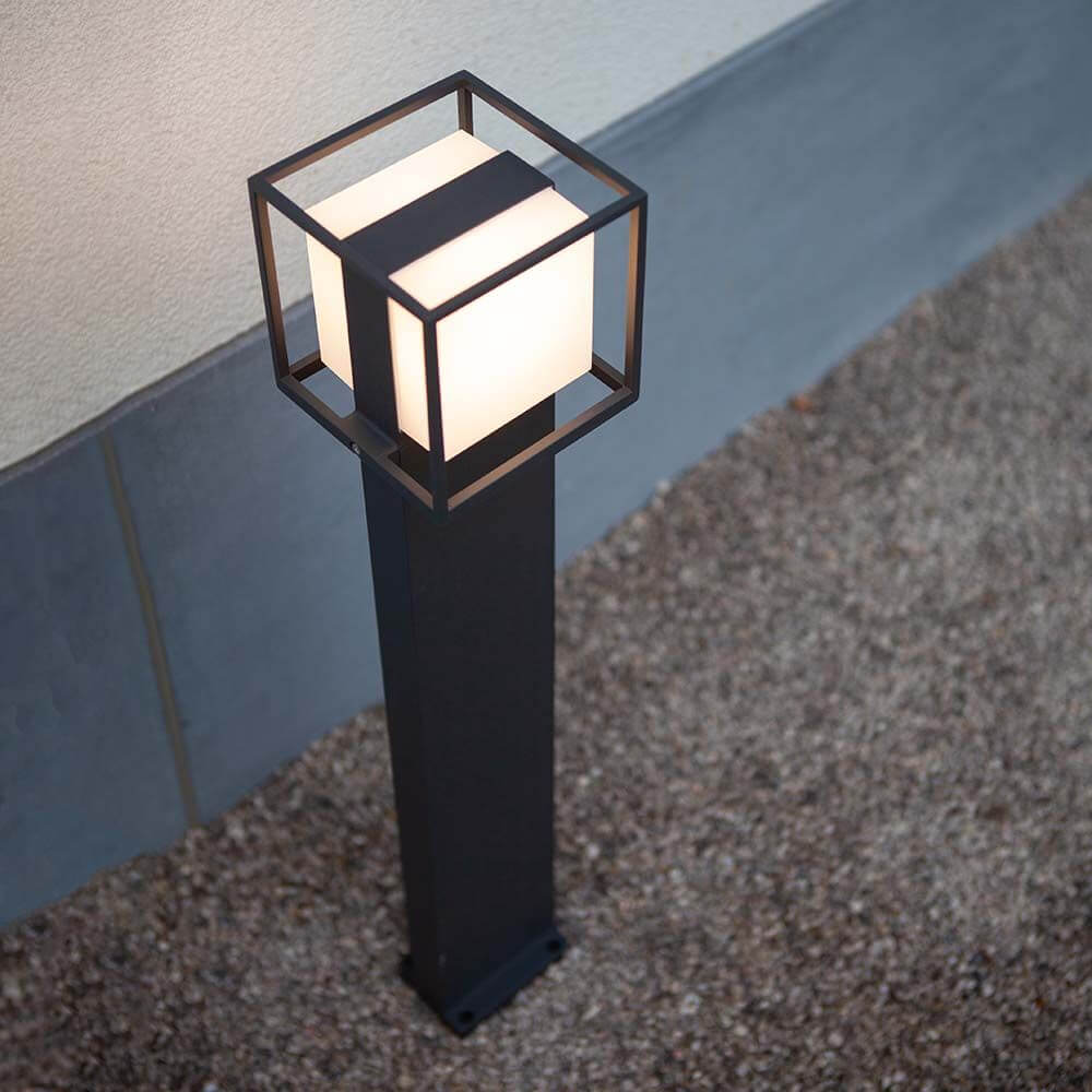 LED-Außenwegeleuchte Cruz IP54 in modernem Design mit quadratischem Lampenschirm.