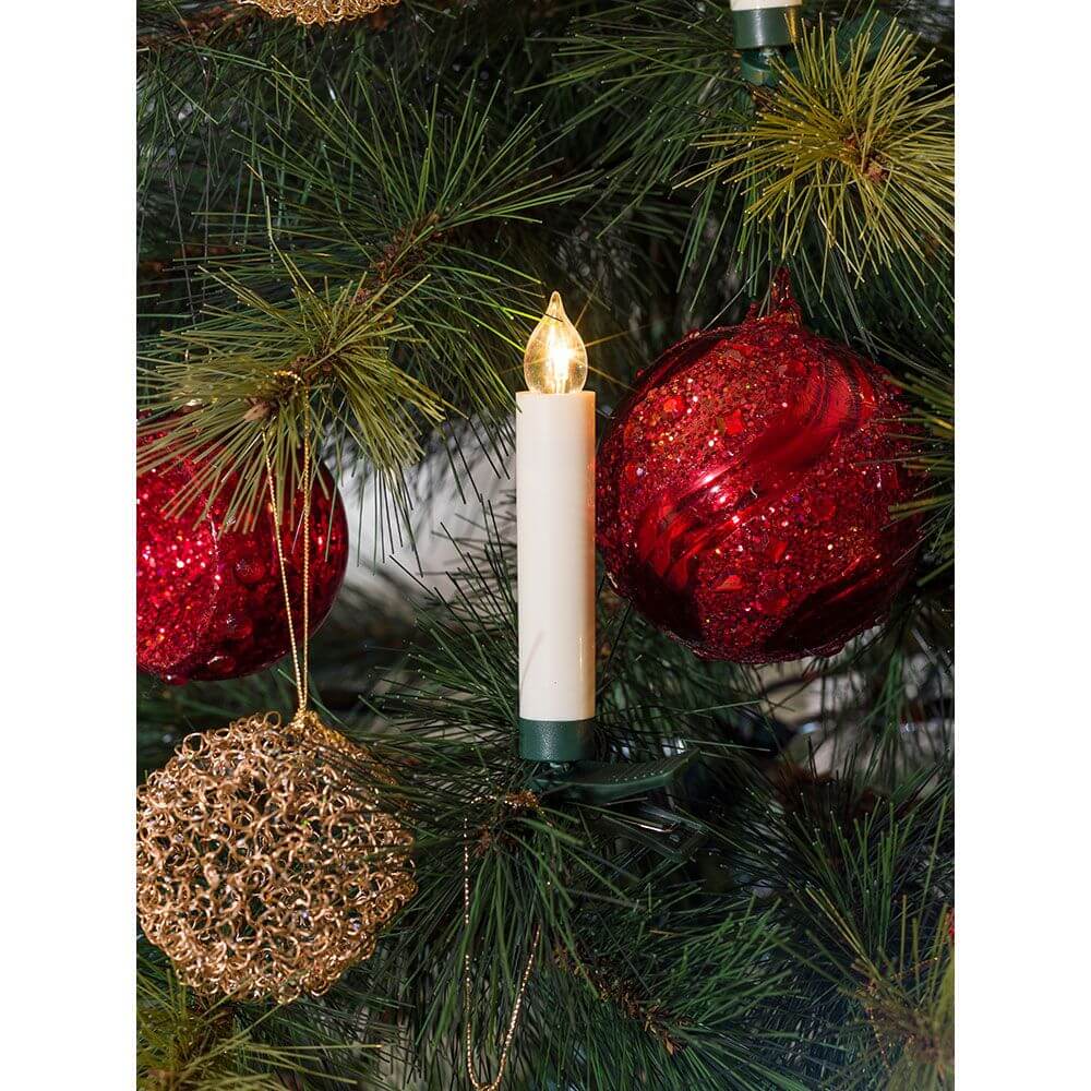 LED Baumbeleuchtung 10 kabellose weiße Kerzen Fernbedienung Warmweiß batteriebetrieben an einem Weihnachtsbaum.