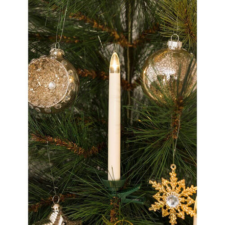 LED Baumbeleuchtung 10 kabellose Kerzen Fernbedienung Warmweiß batteriebetrieb an einem Weihnachtsbaum.