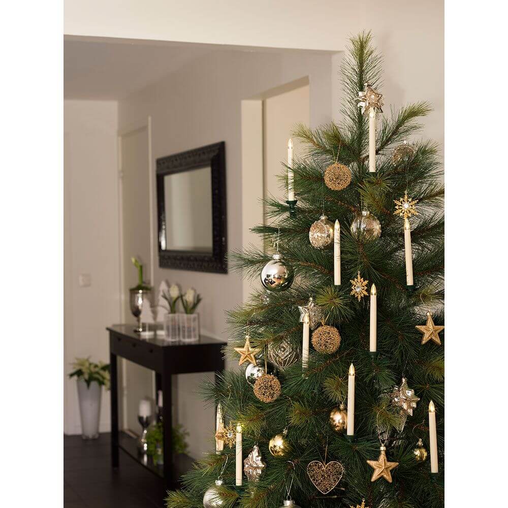 LED Baumbeleuchtung 5 Baumkerzen Zusatzset für 1920-000 5 Warmweiße Dioden batteriebetrieben an einem geschmückten Weihnachtsbaum.