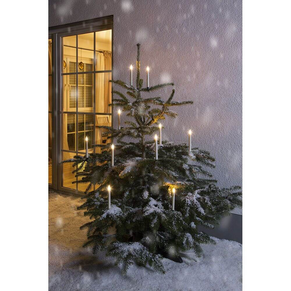 5 LED Kerzen Zusatzset für 1930-100 5 Warmweiß IP44 dekoriert an einem schneebedeckten Weihnachtsbaum.