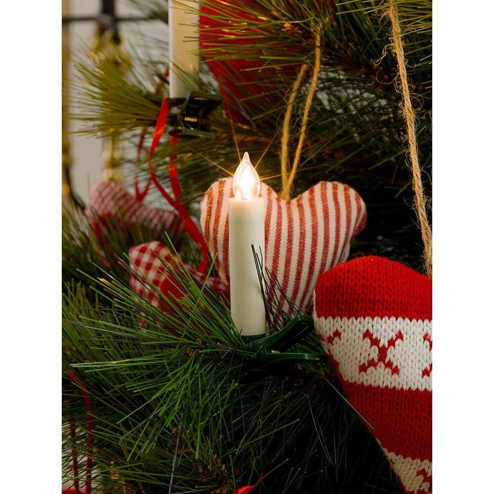 LED Baumbeleuchtung 5 Kerzen Zusatzset für 1901-100 Warmweiß batteriebetrieb an einem Weihnachtsbaum mit Dekoration.