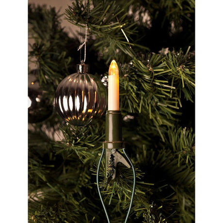 LED Baumkette Schaftkerzen 10 Warmweiße Dioden an einem Weihnachtsbaum mit Dekoration.