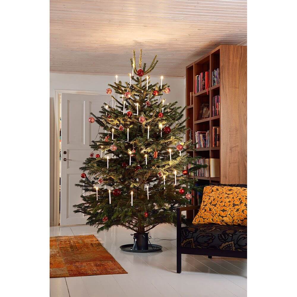 LED Baumkette slim line 10 große Topbirnen mit Schalter 10 Warmweiße Dioden am festlich geschmückten Weihnachtsbaum.