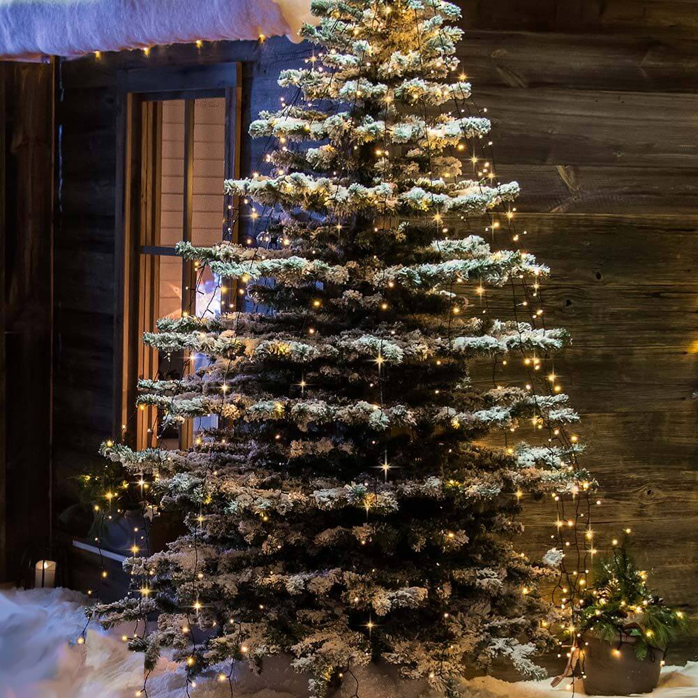 LED Ring Baummantel 8 Stränge Glimmereffekt 240 bernsteinfarbene Dioden IP44 beleuchtet Weihnachtsbaum mit Schnee