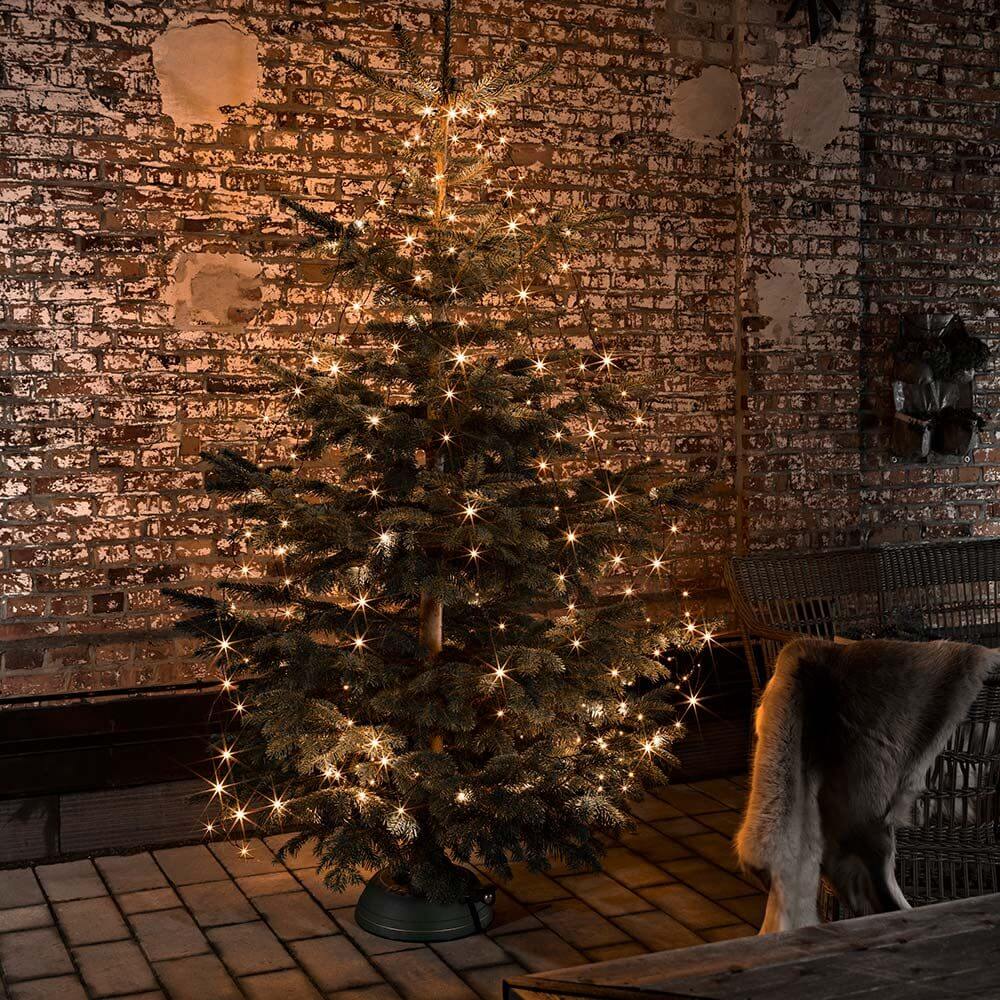 LED Ring Baummantel 8 Stränge Glimmereffekt 240 bernsteinfarbene Dioden IP44 am beleuchteten Weihnachtsbaum.