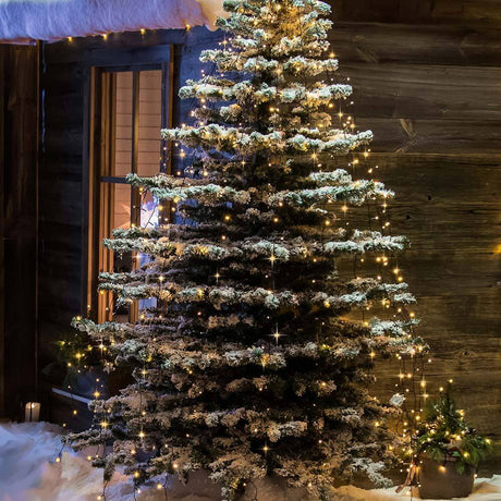 LED Manteau d’arbre en anneau 8 brins effet scintillant 400 diodes ambre IP44 sur le sapin de Noël avec neige et lumières.