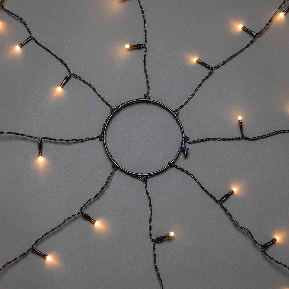 LED Baummantel mit Ring, Glimmereffekt & 8h Timer Schwarz auf schwarzem Hintergrund.