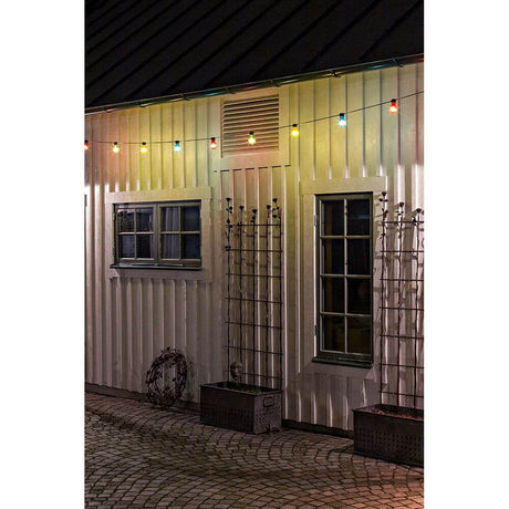 Catena di luci LED per Biergarten 20er colorata 160 diodi bianchi caldi 24V decora una facciata con luce calda.