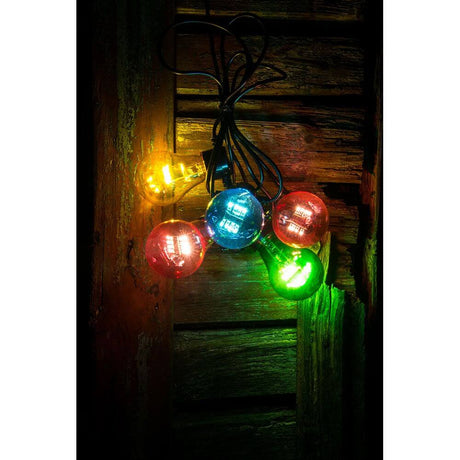 LED Biergartenkette 5er bunt 40 Warmweiße Dioden Batteriebetrieb auf einem rustikalen Hintergrund.