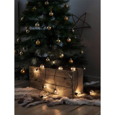 LED 10er Biergartenkette klar 20 Warmweiße Dioden Batteriebetrieb mit festlicher Beleuchtung am Weihnachtsbaum.