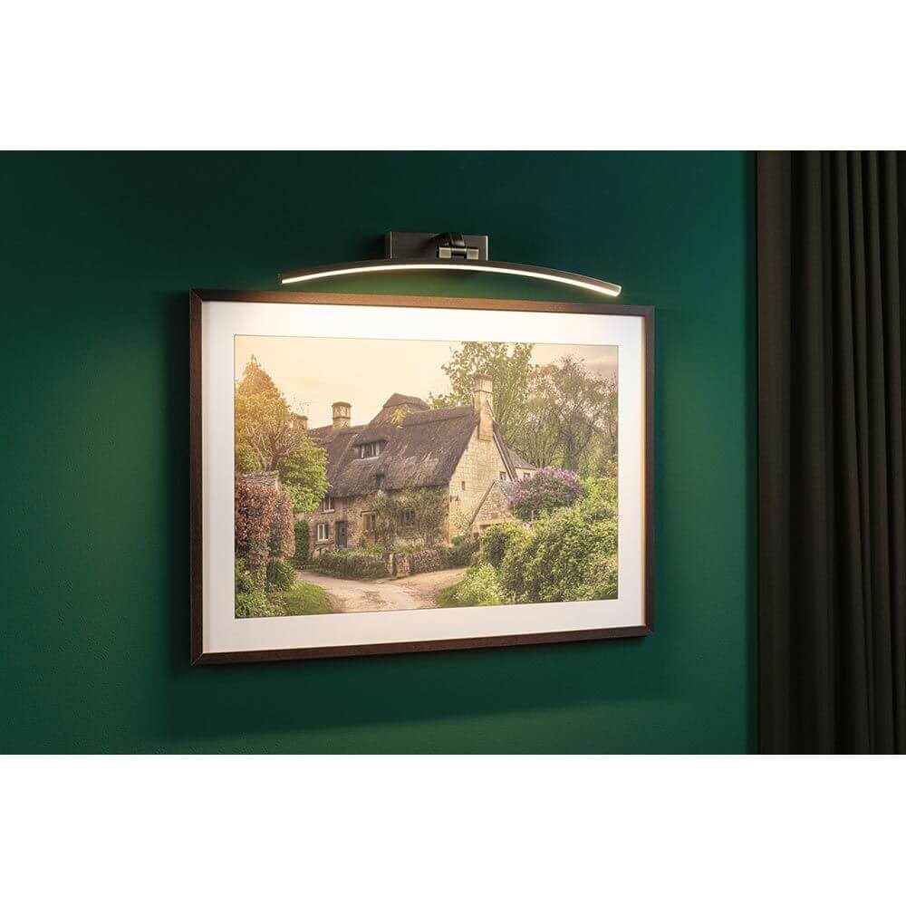 LED Spiegel-& Bilderleuchte Bento Messing-Antik 50cm über gerahmtem Bild an grüner Wand, warmweißes Licht, verstellbares Gelenk