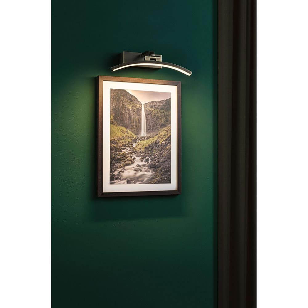 LED Spiegel- & Bilderleuchte Bento Messing-Antik über Bild an grüner Wand, 300mm, bewegliches Gelenk für gezielte Ausleuchtung