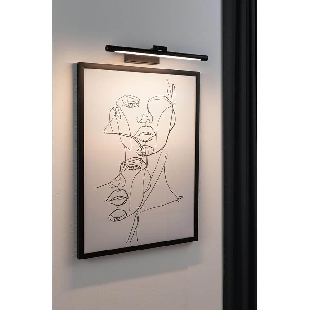 LED Spiegel- & Bilderleuchte Mingo Schwarz zur stilvollen Beleuchtung eines Kunstwerks an der Wand.
