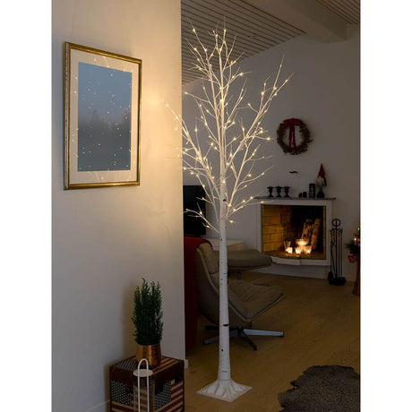 LED Birke groß weiß 120 Warmweiße Dioden im stilvollen Raum mit Kamin und festlicher Dekoration.