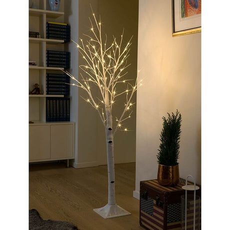 LED Birke mittel weiß 72 Warmweiße Dioden in stilvollem Raum mit sanfter Beleuchtung