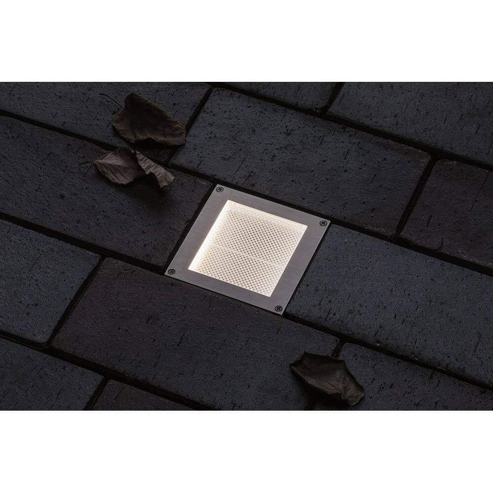 LED Bodeneinbauleuchte Brick Bewegungssensor IP67 in Edelstahl quadratisch eingebaut leuchtende Fläche im Pflaster bei Dämmerung