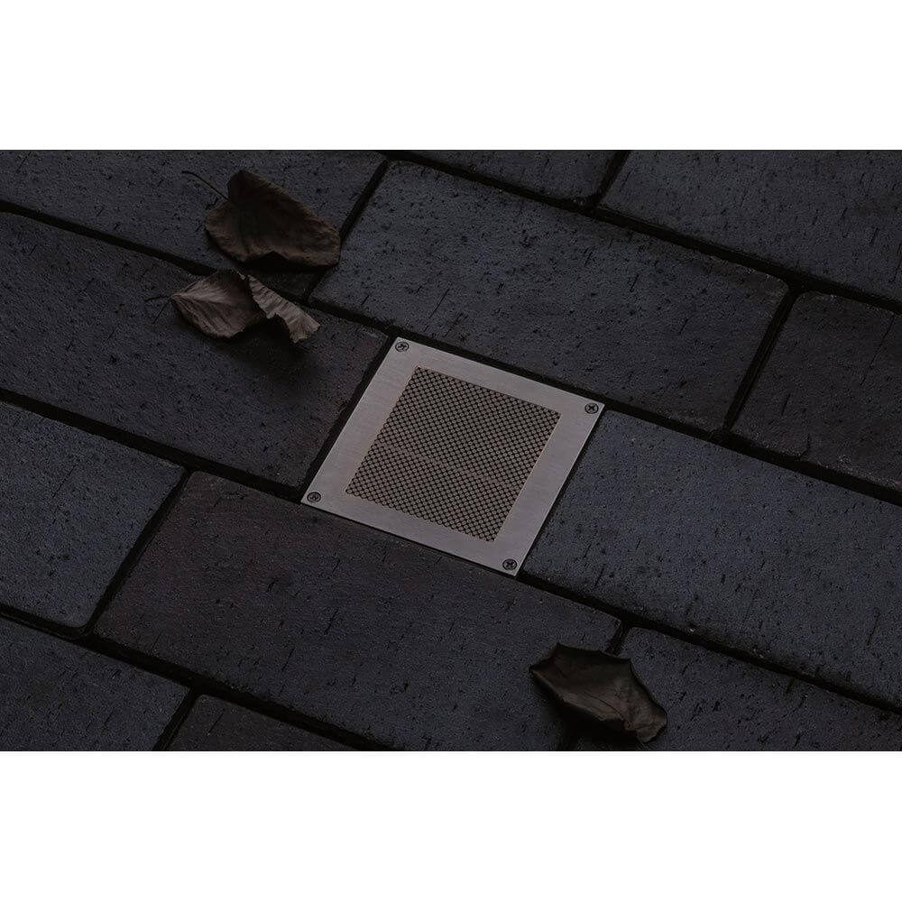 LED Bodeneinbauleuchte Brick Bewegungssensor IP67 in Edelstahl quadratisch im Boden montiert, dezentes Orientierungslicht bei Dämmerung