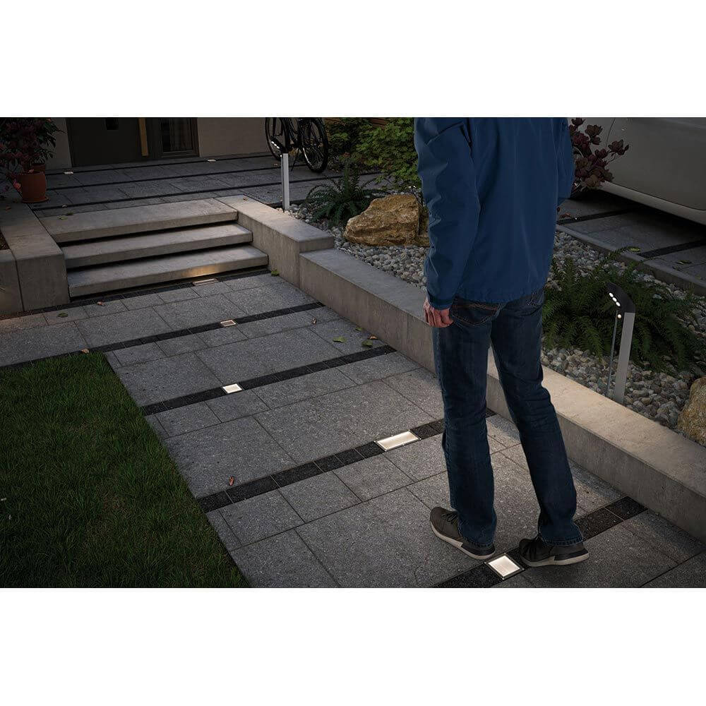 LED Bodeneinbauleuchte Brick mit Bewegungsmelder IP67 beleuchtet den Weg und bietet Orientierungslicht.