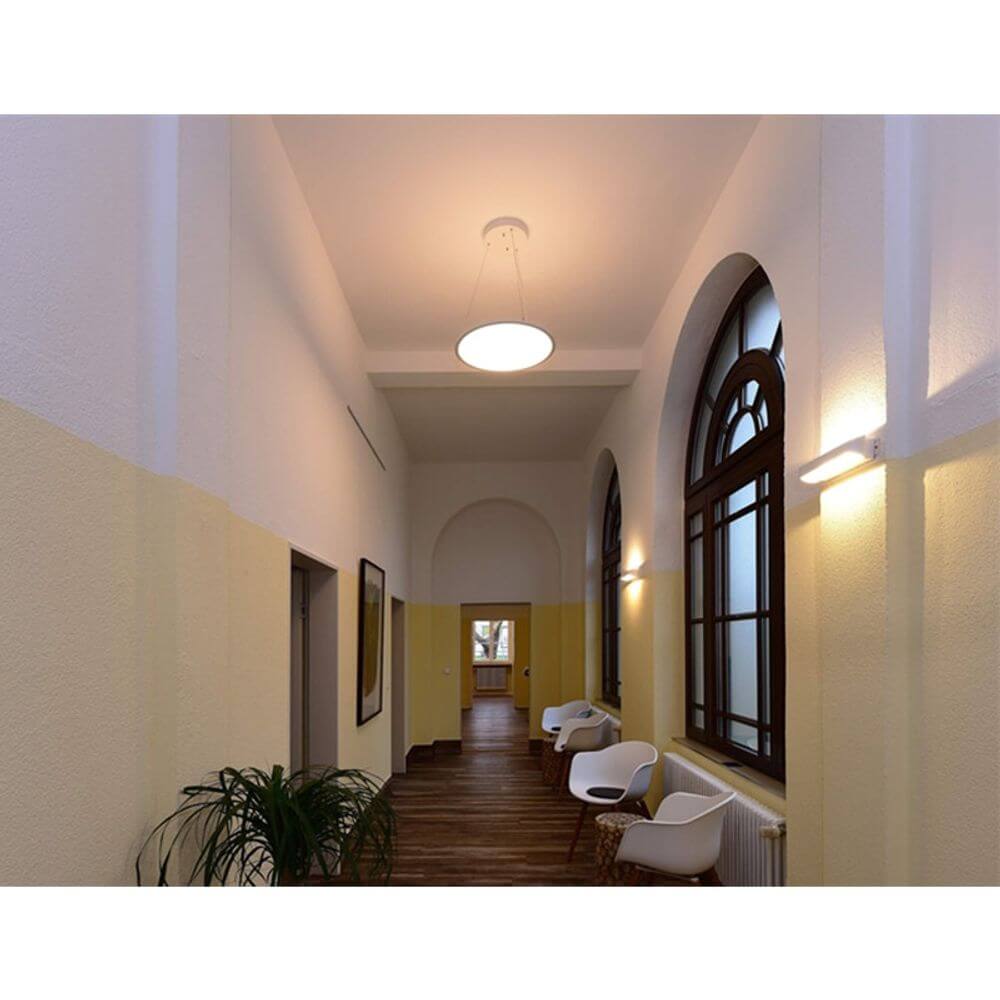 Heller Flur mit LED Büro Ring-Hängeleuchte und modernem Design, ideal für eine blendfreie Lichtverteilung.