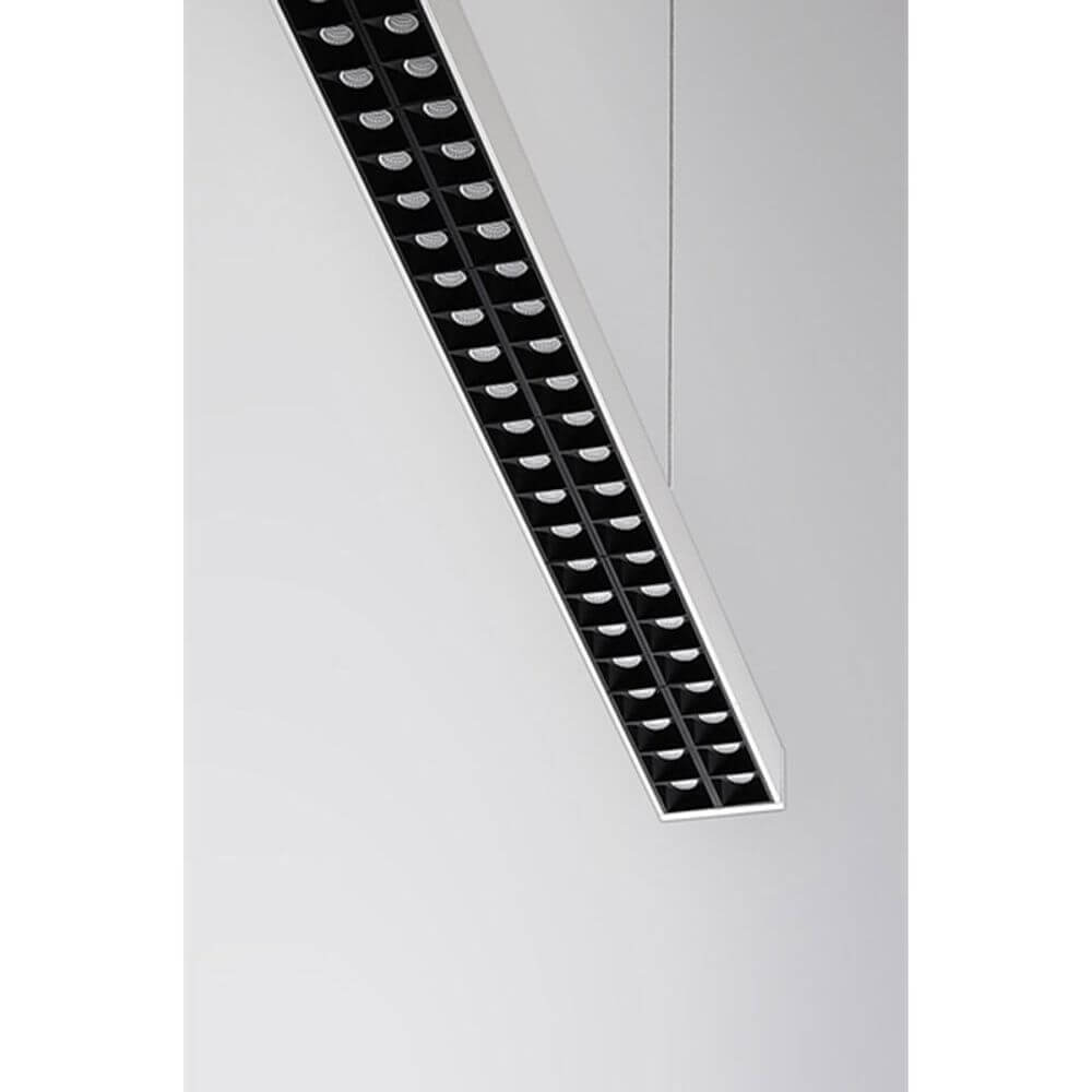 Moderne LED Hängeleuchte Motion mit UGR <10 und 7000 Lumen, ideal für blendfreies Bürolicht.