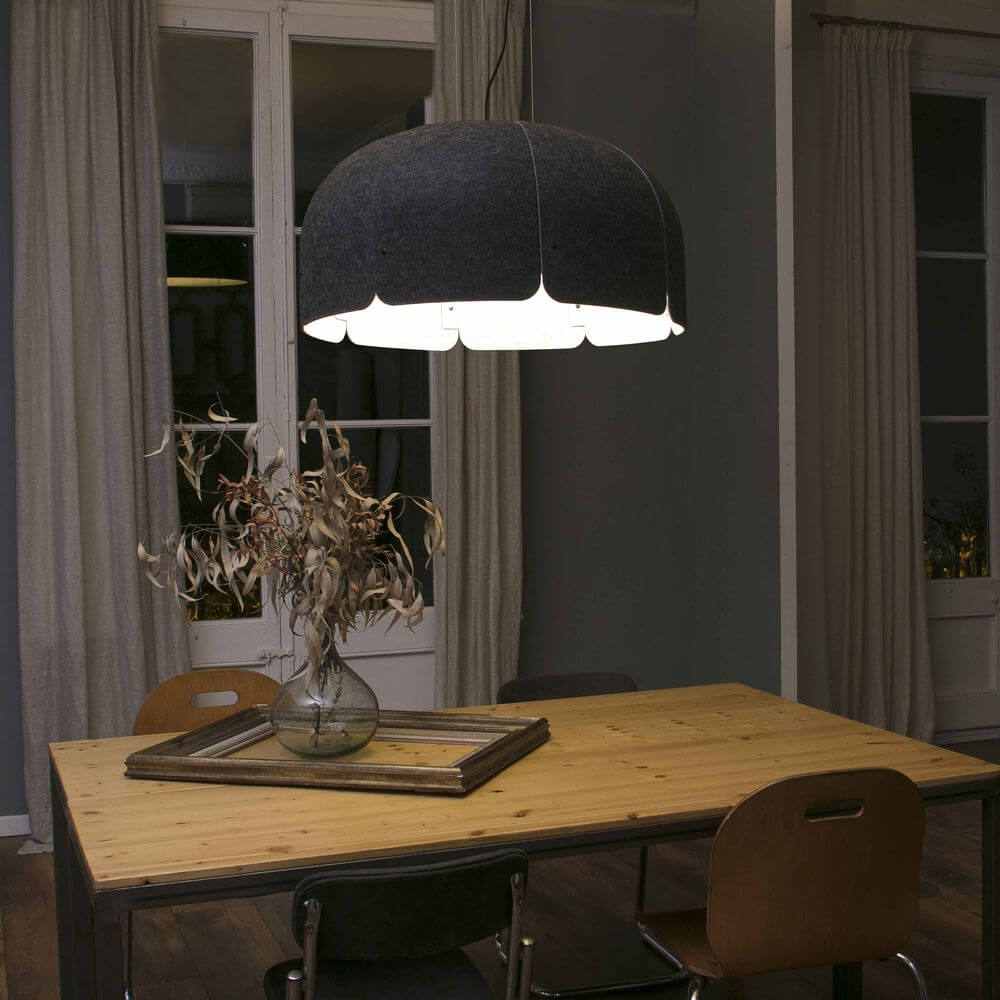 LED Büro-Hängeleuchte Mute Ø 80cm Schallabsorbierend im modernen Esszimmer mit Holztisch und dekorativem Blumenarrangement.