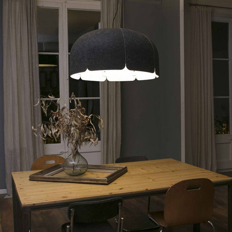 LED Office pendant light Mute Ø 80cm sound-absorbing in a modern dining room with wooden table and decorative floral arrangement.