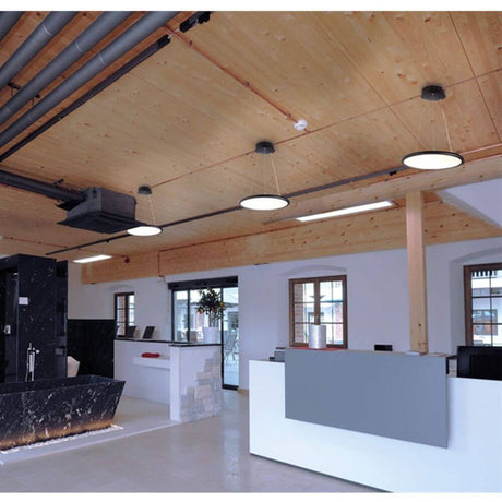 Moderne Büroeinrichtung mit LED Ring-Hängeleuchten, Holzdecke und schickem Empfangstresen.