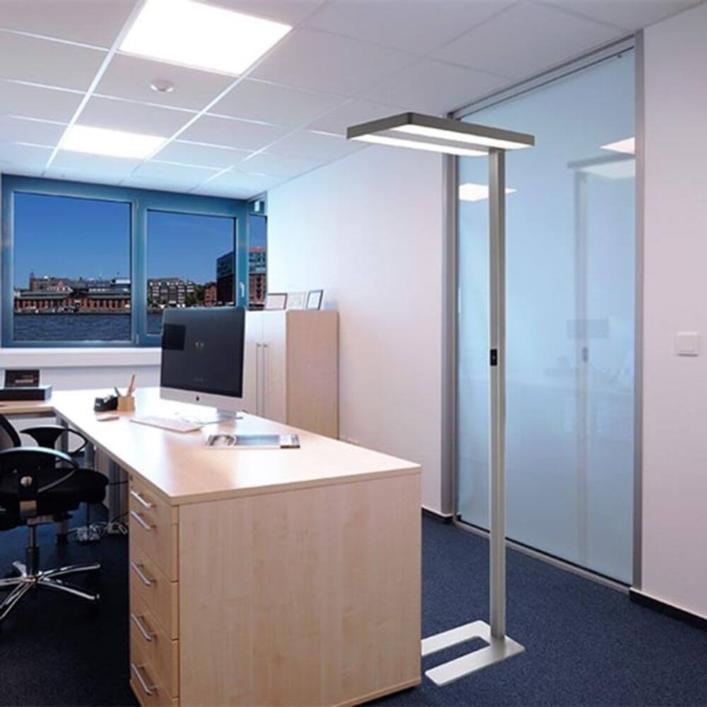 LED Büro Stehleuchte Office Pro in modernem Büro mit dimmbarem Licht und hellem Arbeitsplatz.