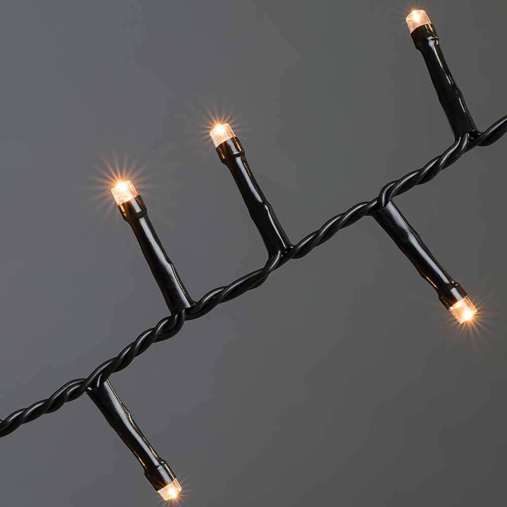 LED Büschellichterkette Cluster Schwarz mit leuchtenden Lichtern auf schwarzem Kabel.