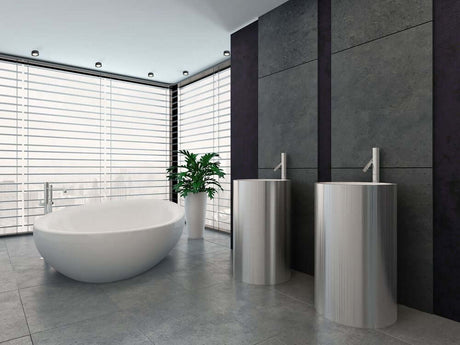 Modernes Badezimmer mit freistehender Badewanne und eleganten Waschbecken. Helles, minimalistisches Design.