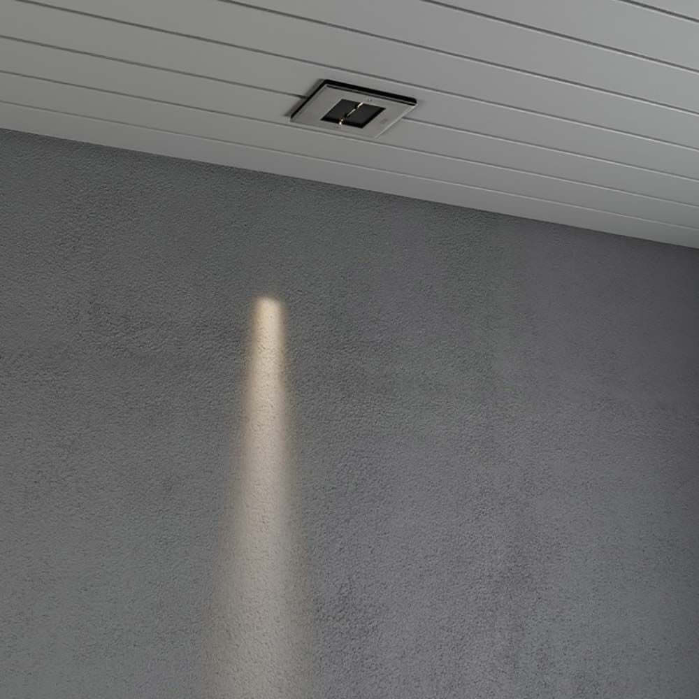 LED Decken Einbaustrahler IP44 an der Decke mit Lichtstrahl auf graue Wand.
